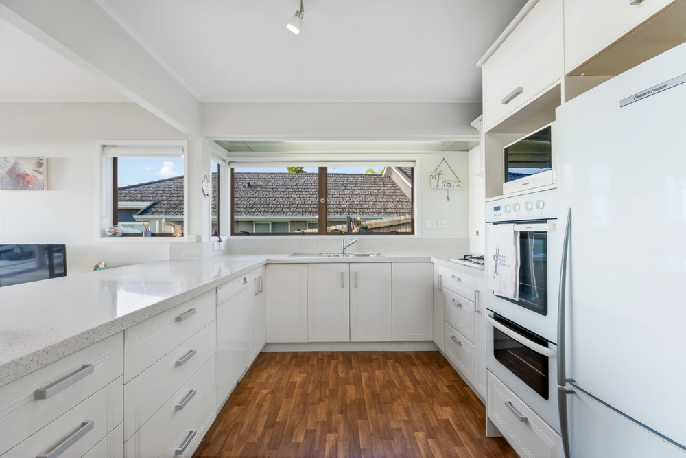 Photos of 952B Whangaparaoa Road