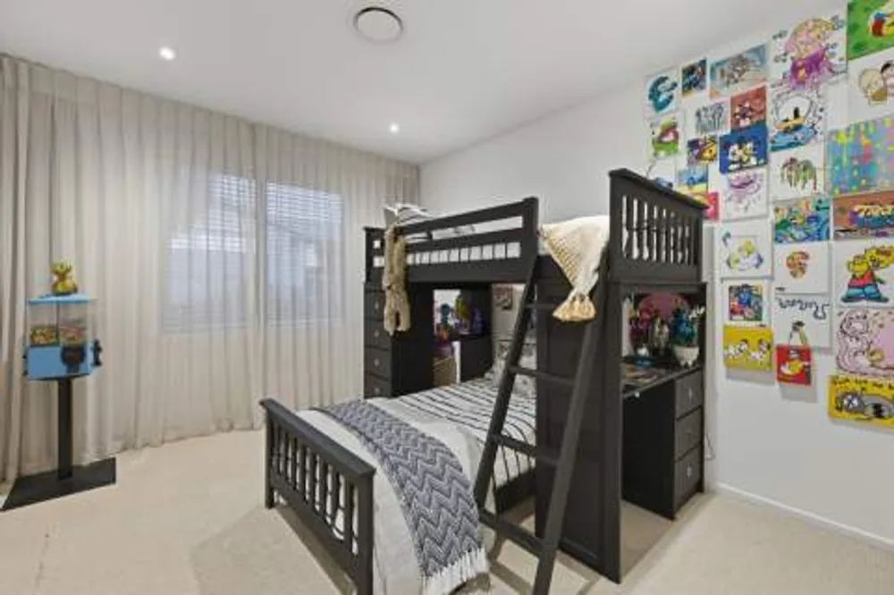 Photos of 33 Montia Close