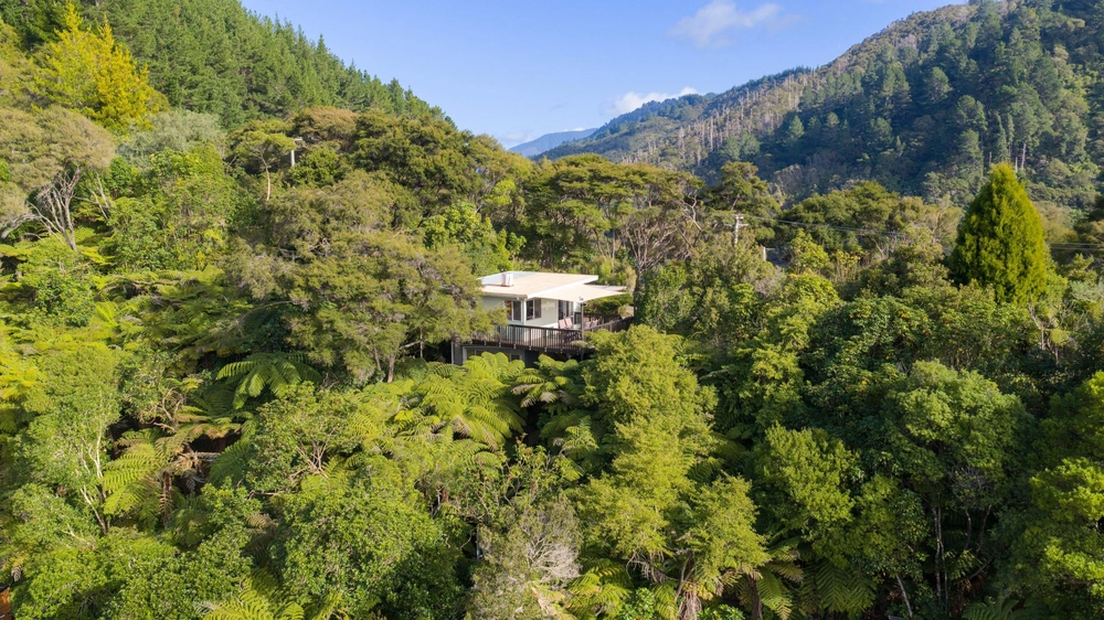 Photos of 1679 Kenepuru Road