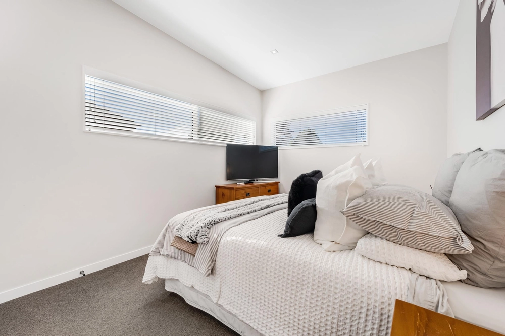 Photos of 33 Luplau Crescent