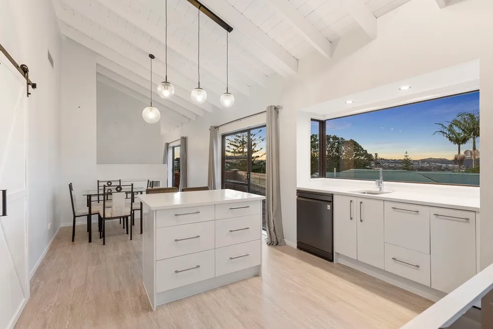 Photos of 9 Pohutukawa Avenue