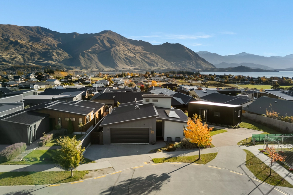 Photos of 15 Landsborough Lane