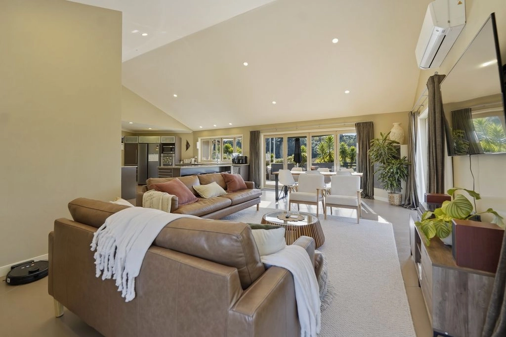 Photos of 19 WAIOROI PLACE