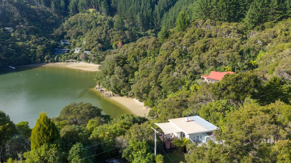 Photos of 1679 Kenepuru Road