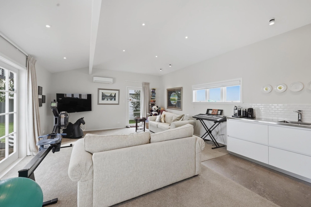 Photos of 23 Fairholme Avenue