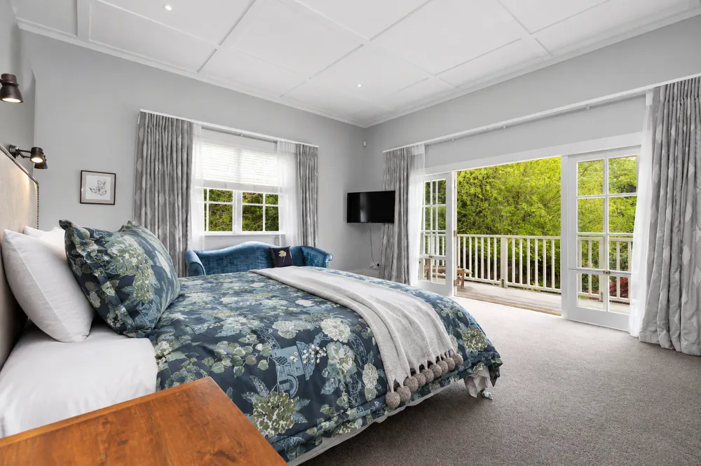 Photos of 998 Peak Road