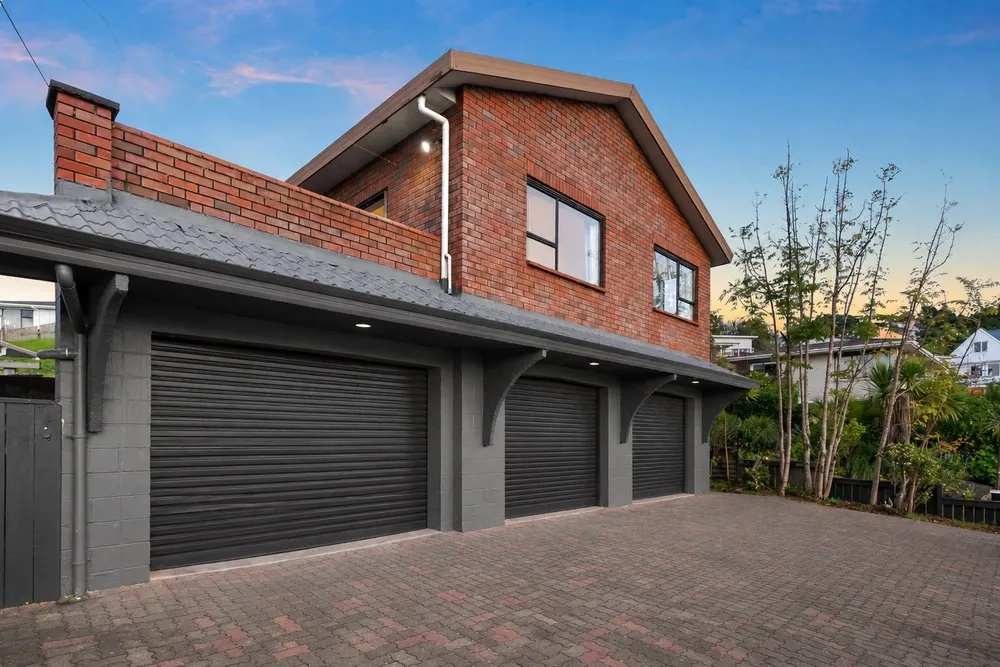 Photos of 9 Pohutukawa Avenue