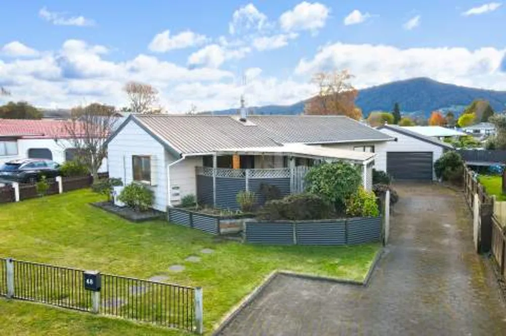 Photos of 48 Neri Crescent