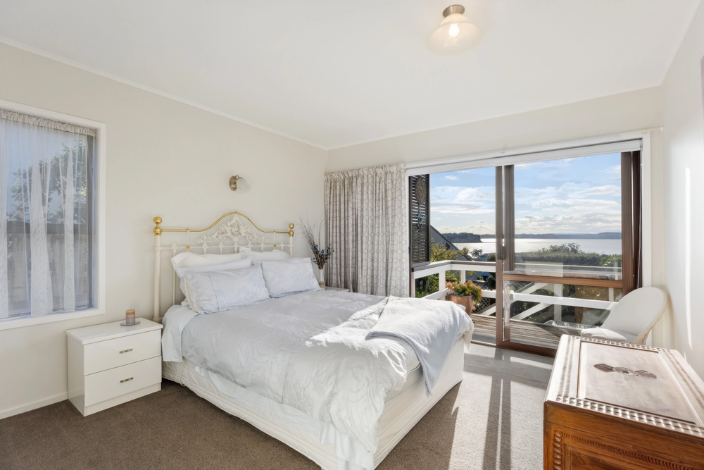 Photos of 952B Whangaparaoa Road