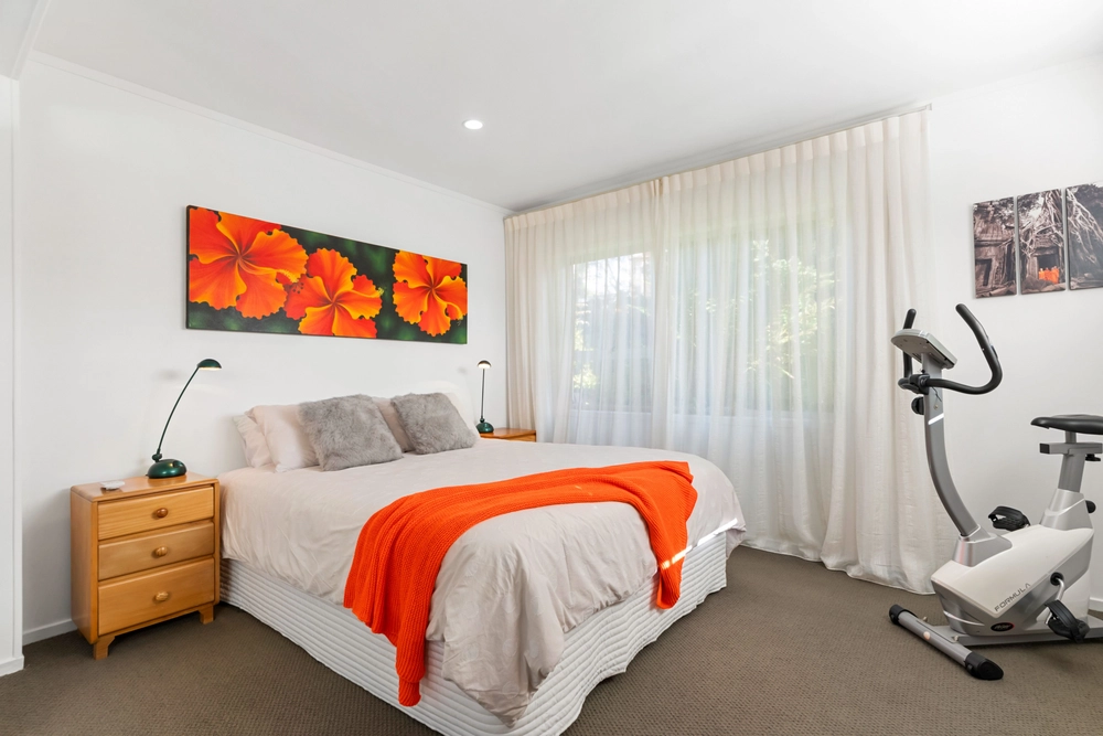 Photos of 18 Uppingham Crescent