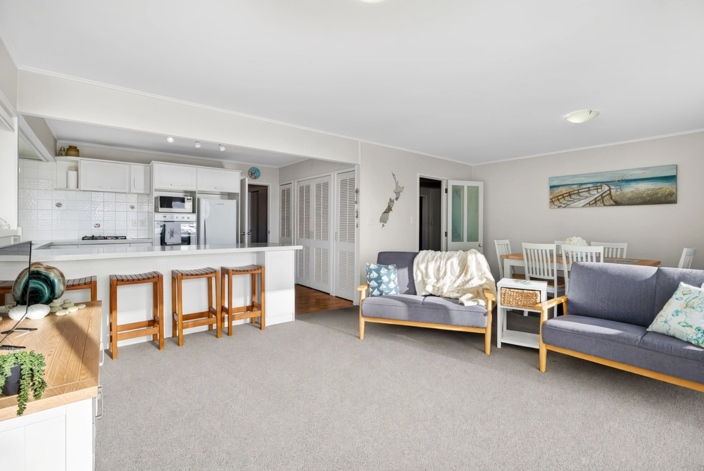 Photos of 952B Whangaparaoa Road