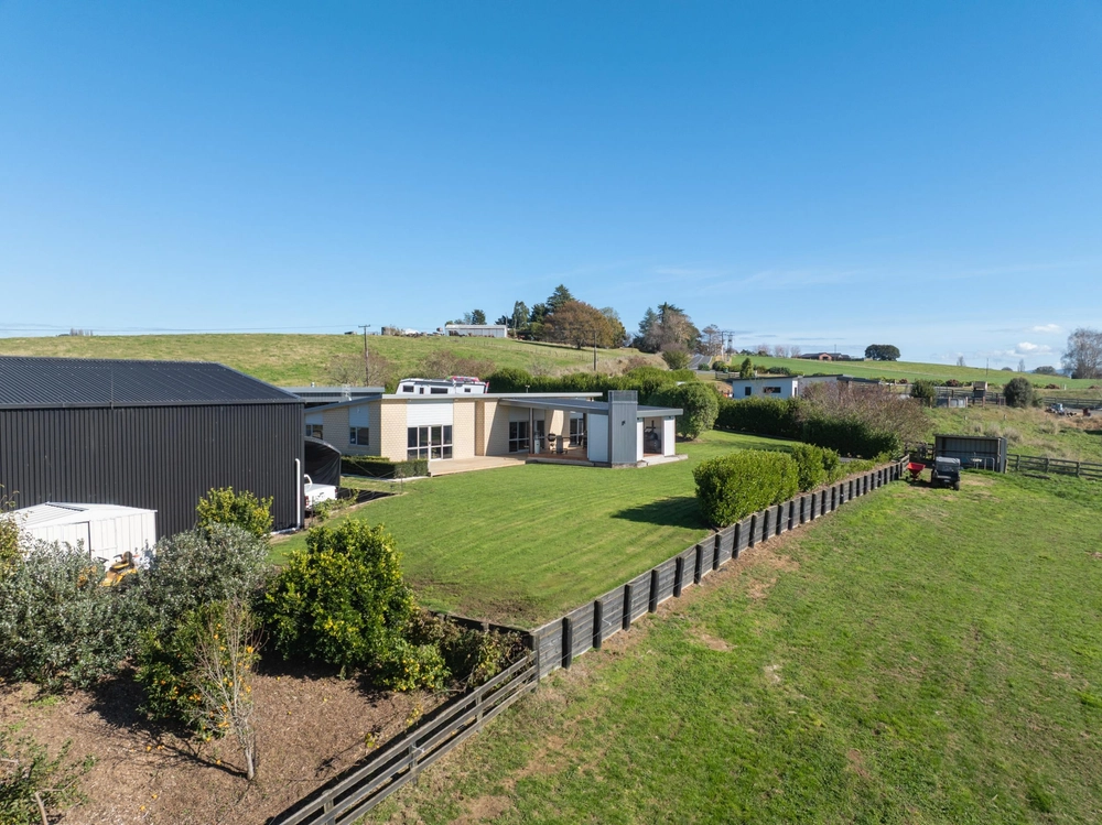 Photos of 992 Te Kawa Road