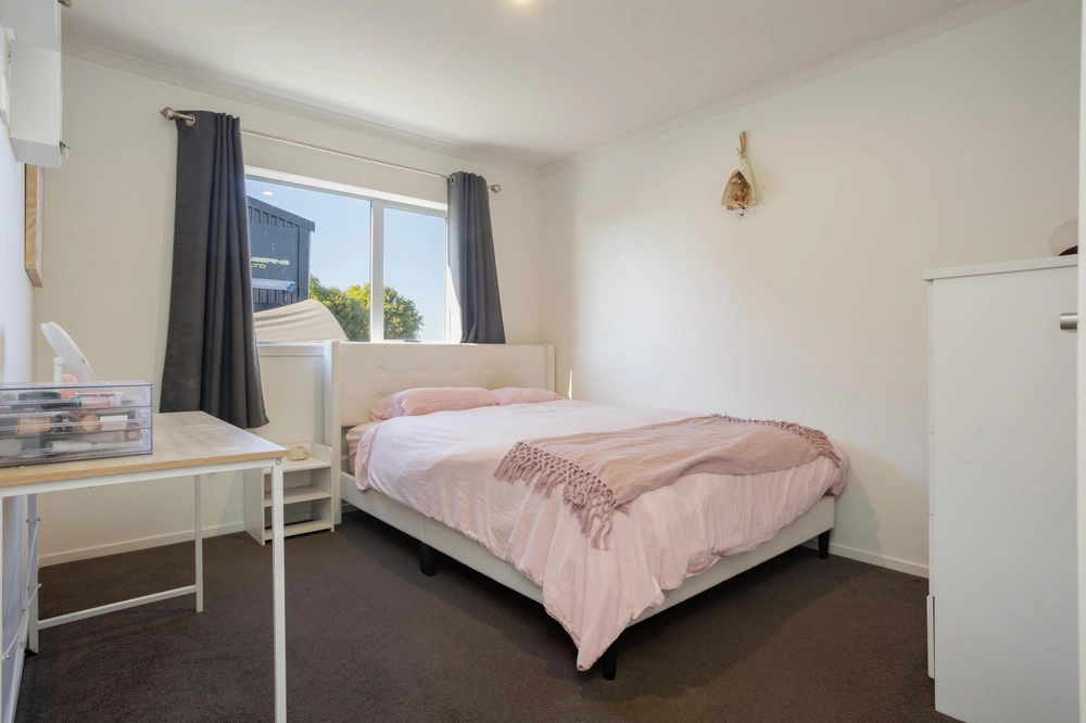 Photos of 992 Te Kawa Road