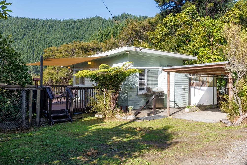 Photos of 1679 Kenepuru Road