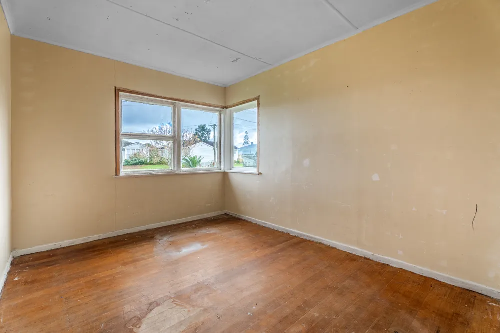 Photos of 37 Featherston Crescent