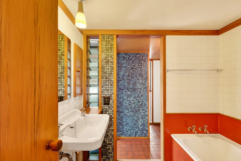 Photos of 122A Chaucer Road North