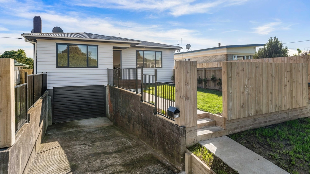 Photos of 119 Victoria Street West