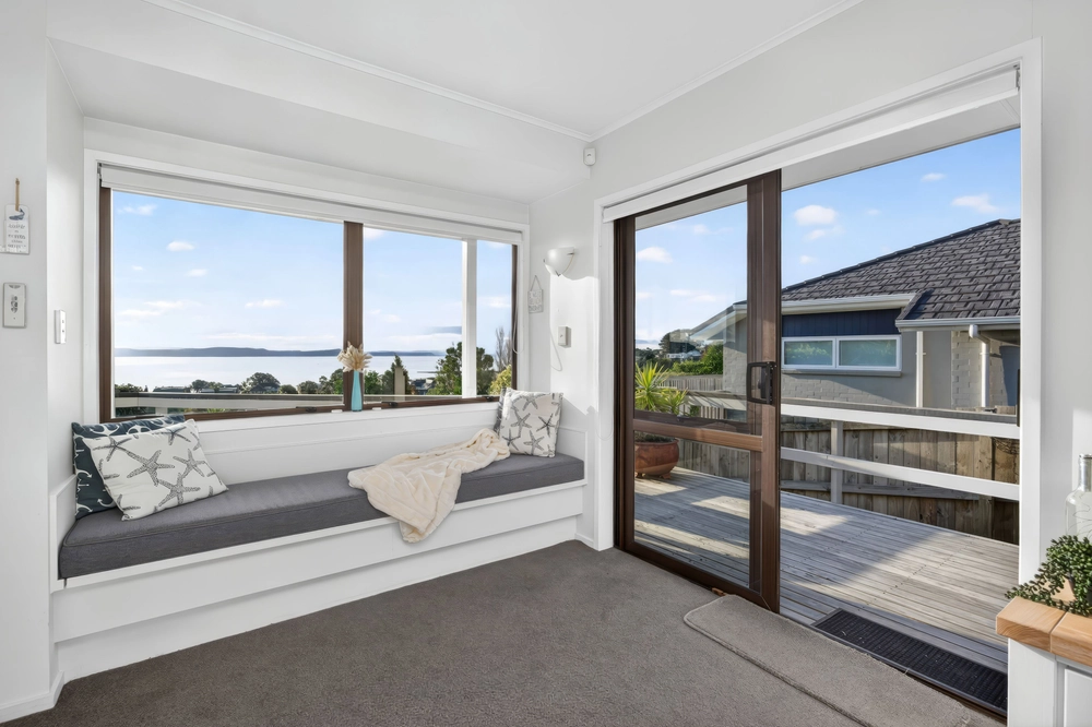 Photos of 952B Whangaparaoa Road