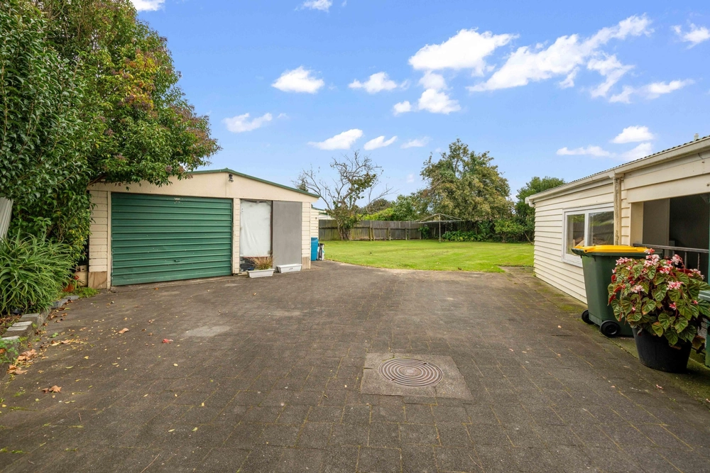 Photos of 4 and 6 Resolute Way