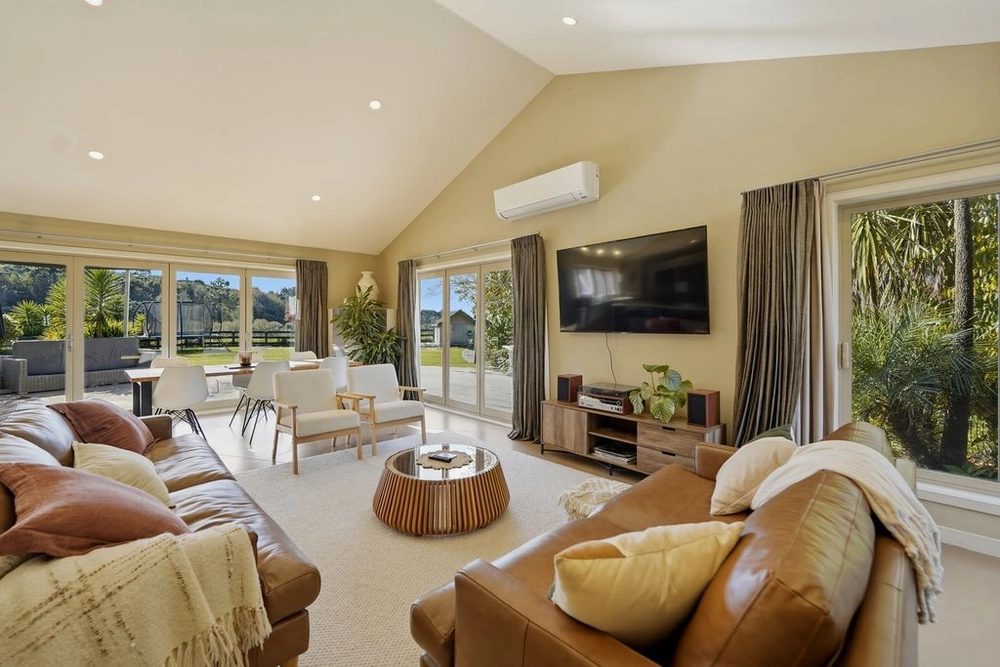 Photos of 19 WAIOROI PLACE