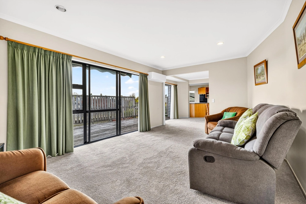 Photos of 2/136 Rutherford Street