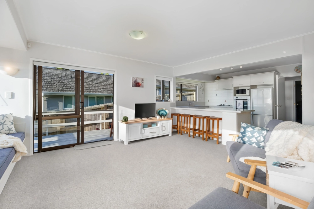 Photos of 952B Whangaparaoa Road