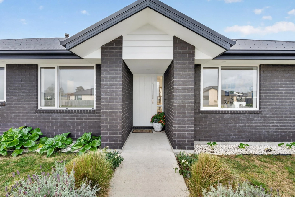 Photos of 54 Graeme Foote Street