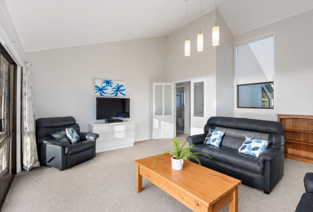 Photos of 952B Whangaparaoa Road