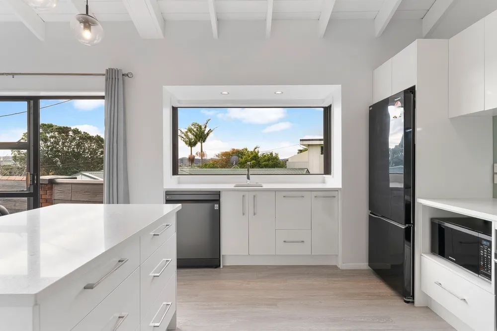 Photos of 9 Pohutukawa Avenue