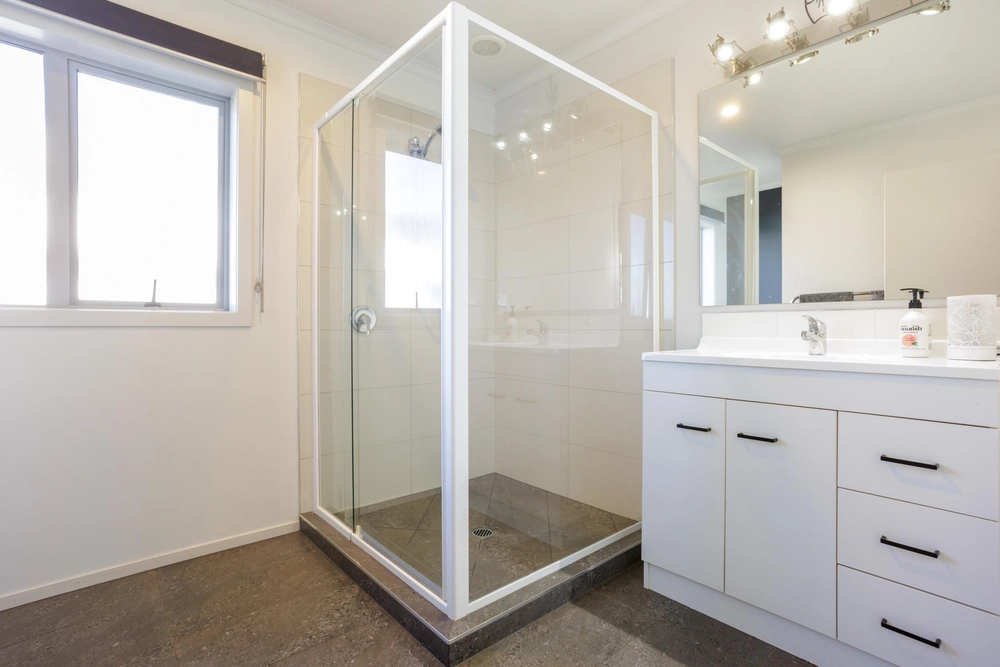 Photos of 992 Te Kawa Road