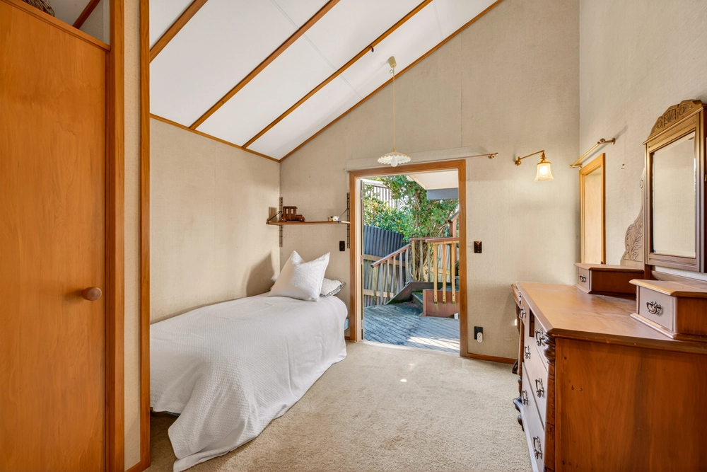 Photos of 122A Chaucer Road North