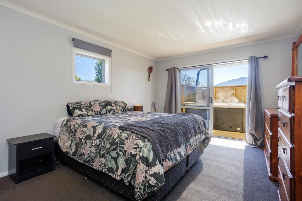 Photos of 992 Te Kawa Road