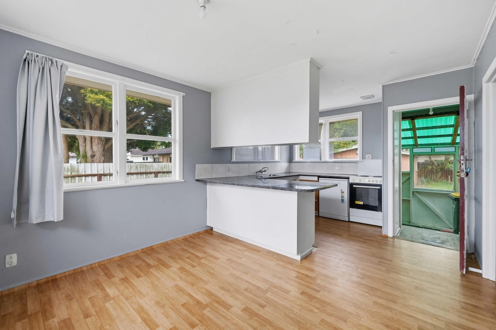 Photos of 4 and 6 Resolute Way