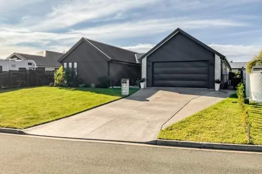 Photos of 47 Colpoma Close