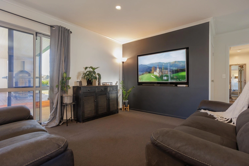 Photos of 992 Te Kawa Road