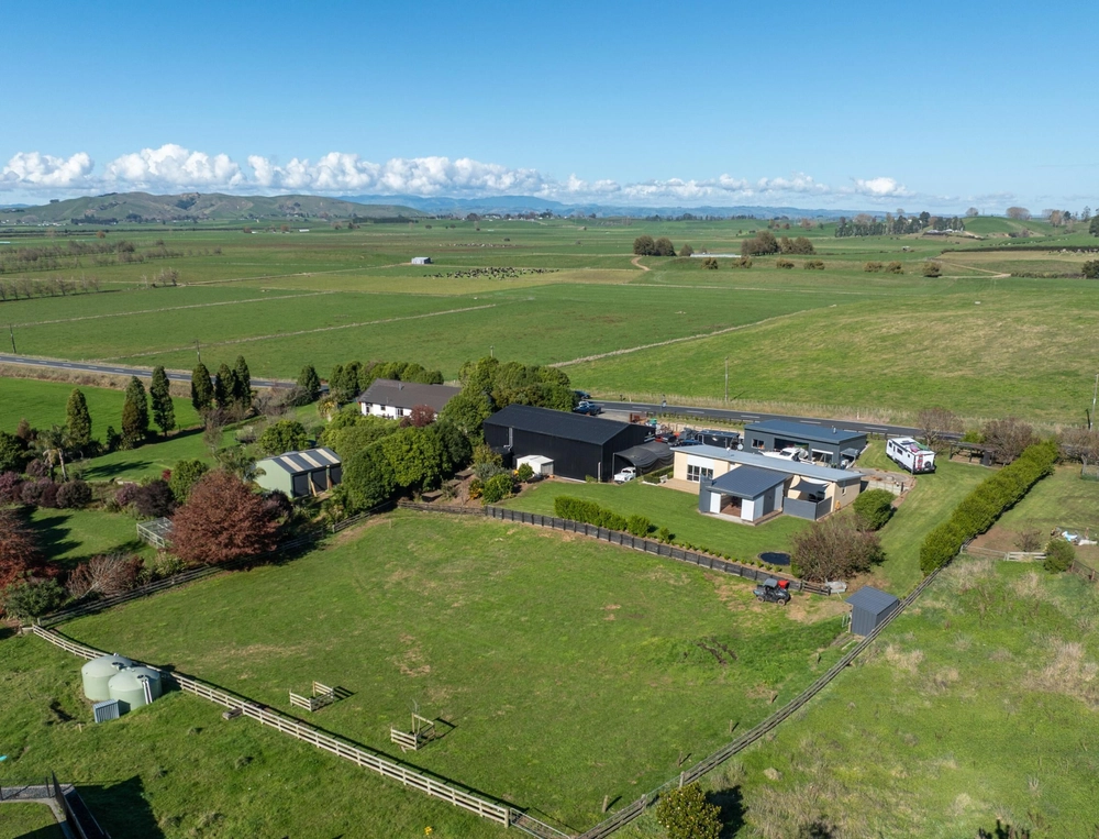 Photos of 992 Te Kawa Road