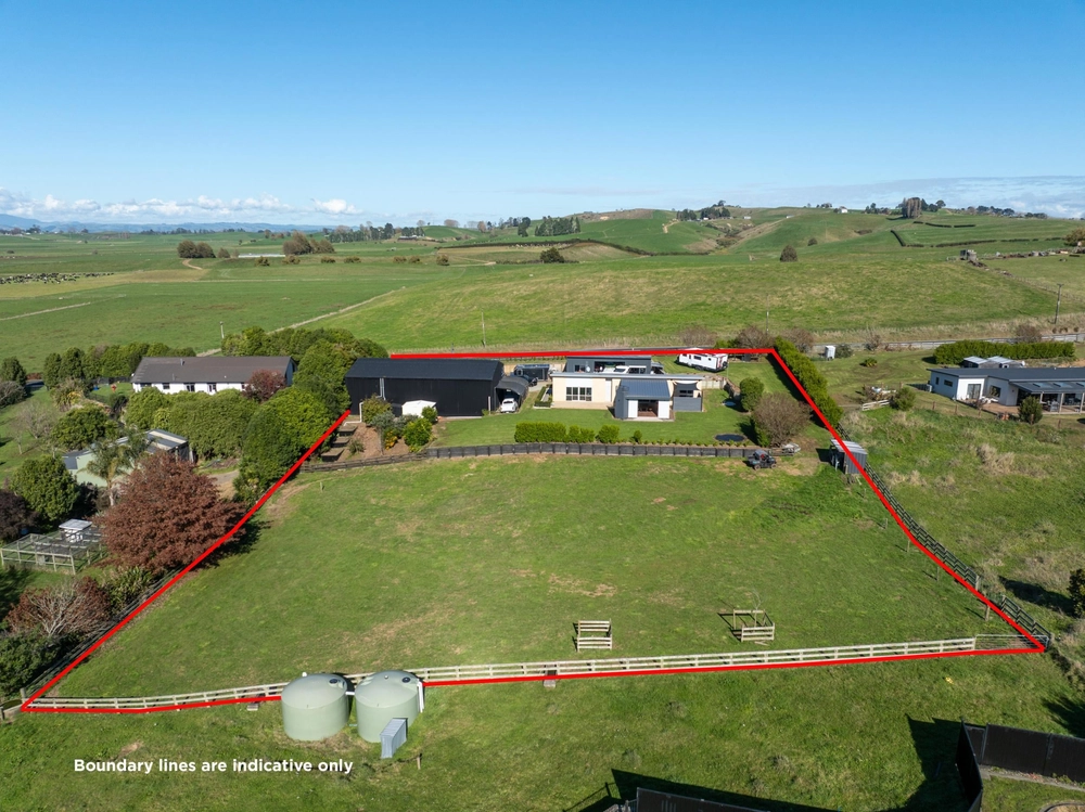 Photos of 992 Te Kawa Road