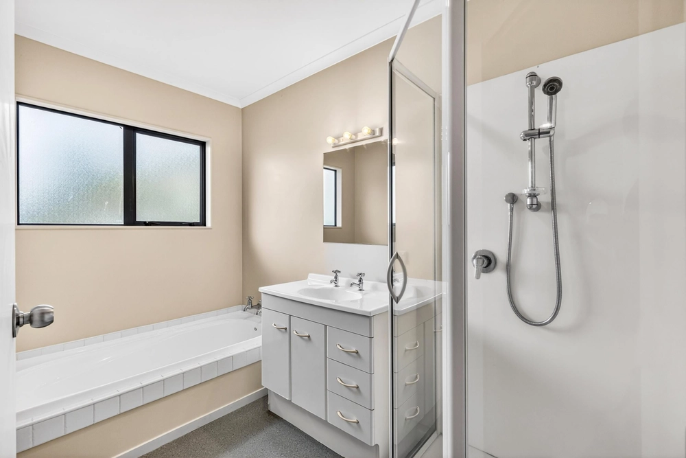 Photos of 2/136 Rutherford Street