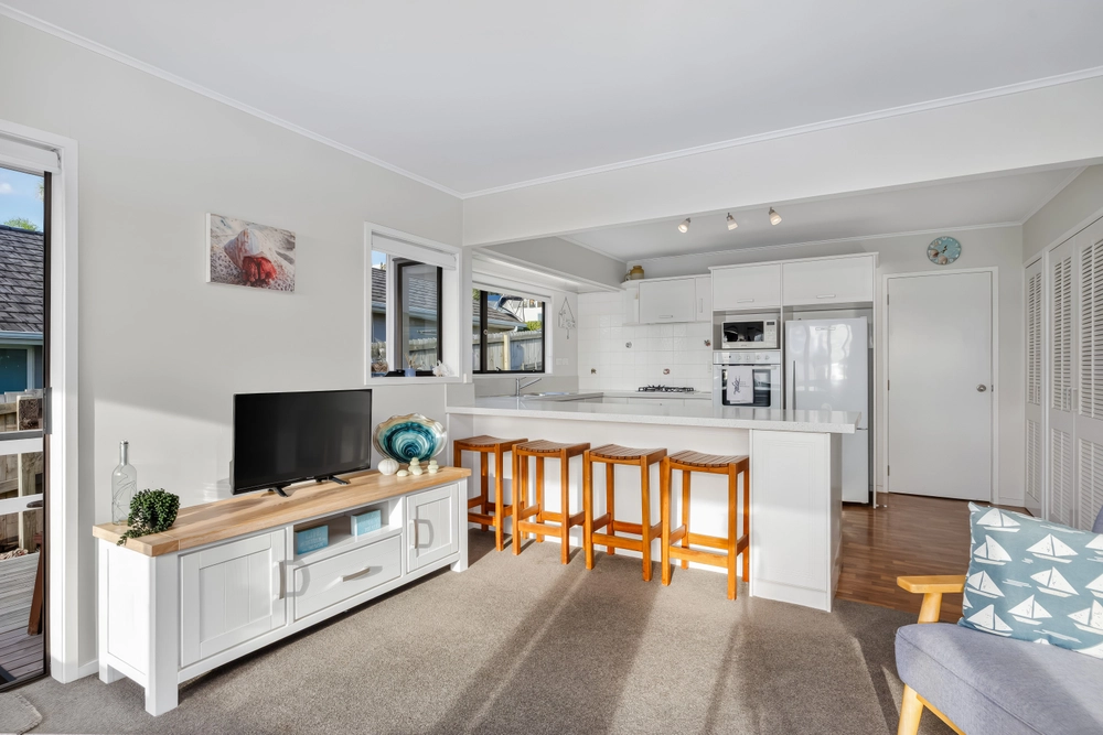Photos of 952B Whangaparaoa Road