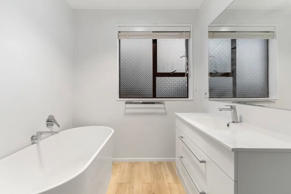 Photos of 9 Pohutukawa Avenue