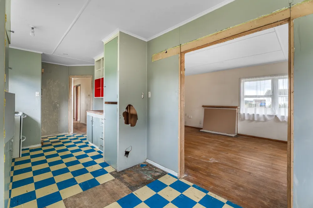 Photos of 37 Featherston Crescent