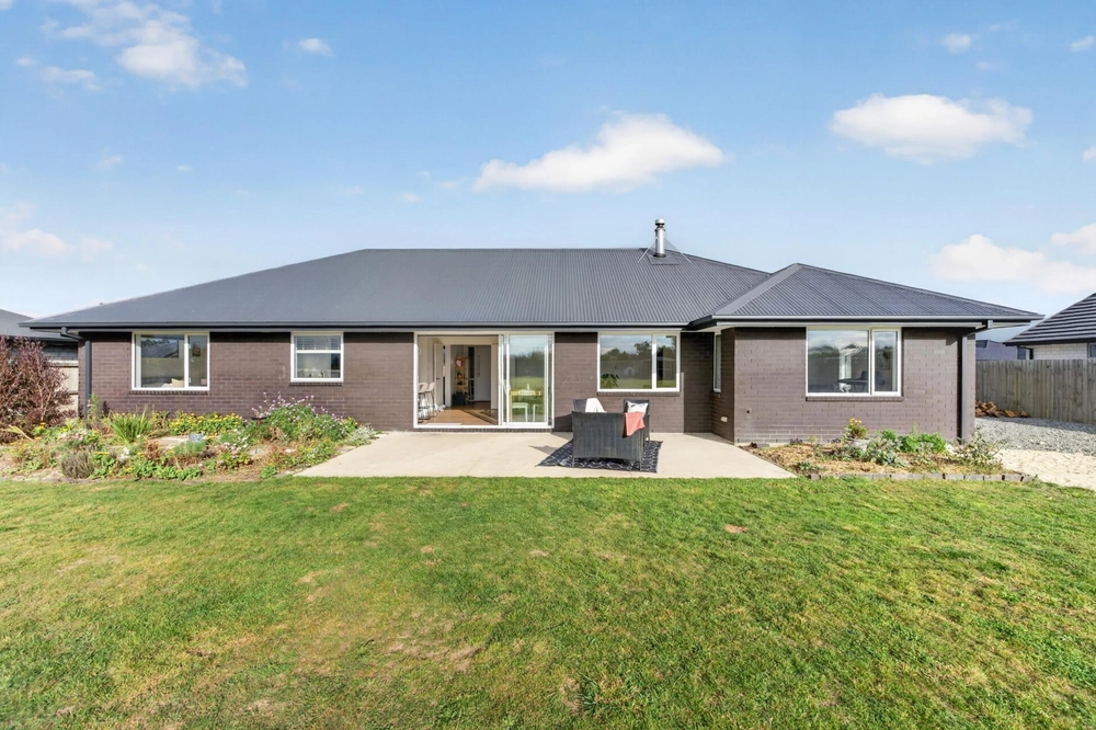 Photos of 54 Graeme Foote Street