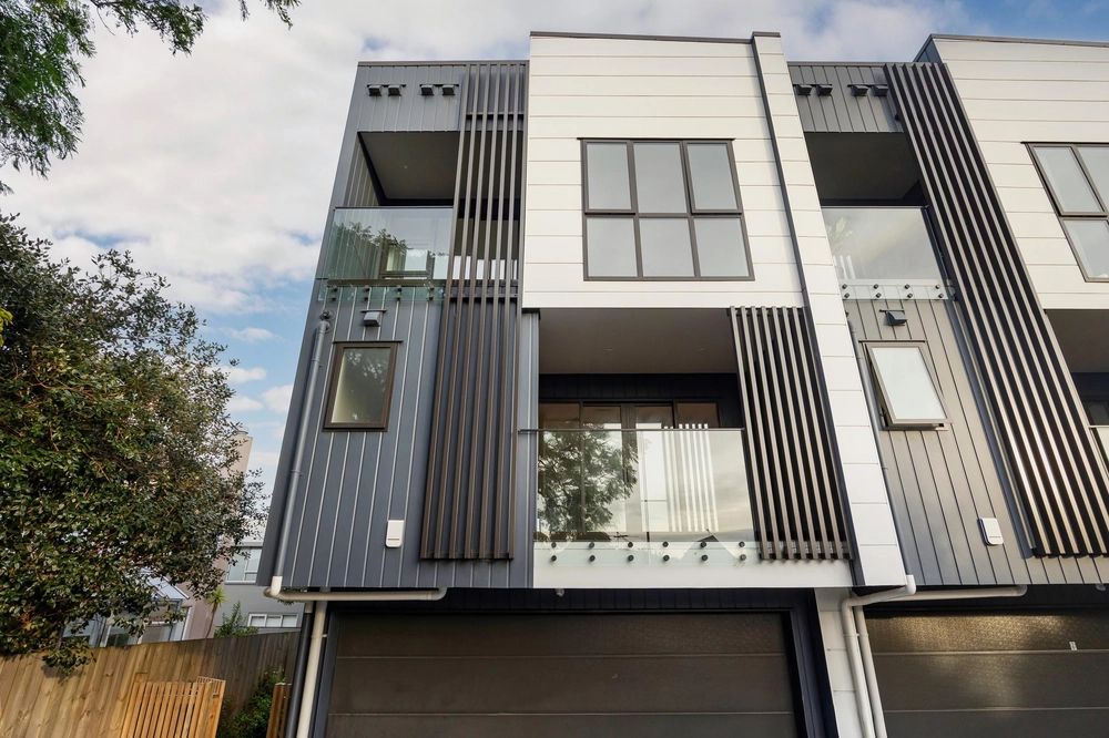 Photos of 10/12 King Edward Avenue