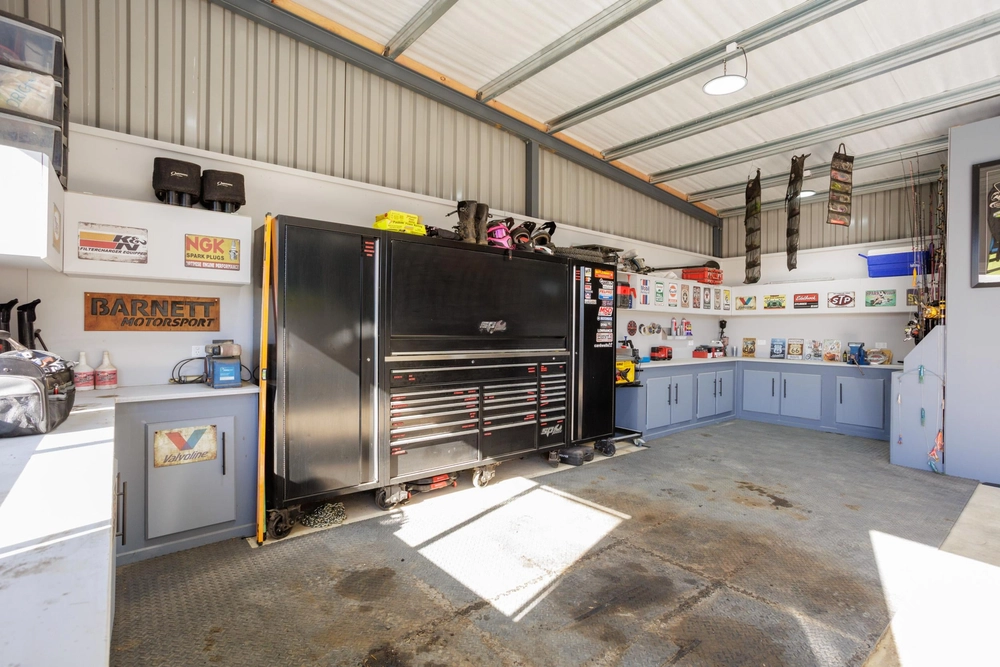 Photos of 992 Te Kawa Road
