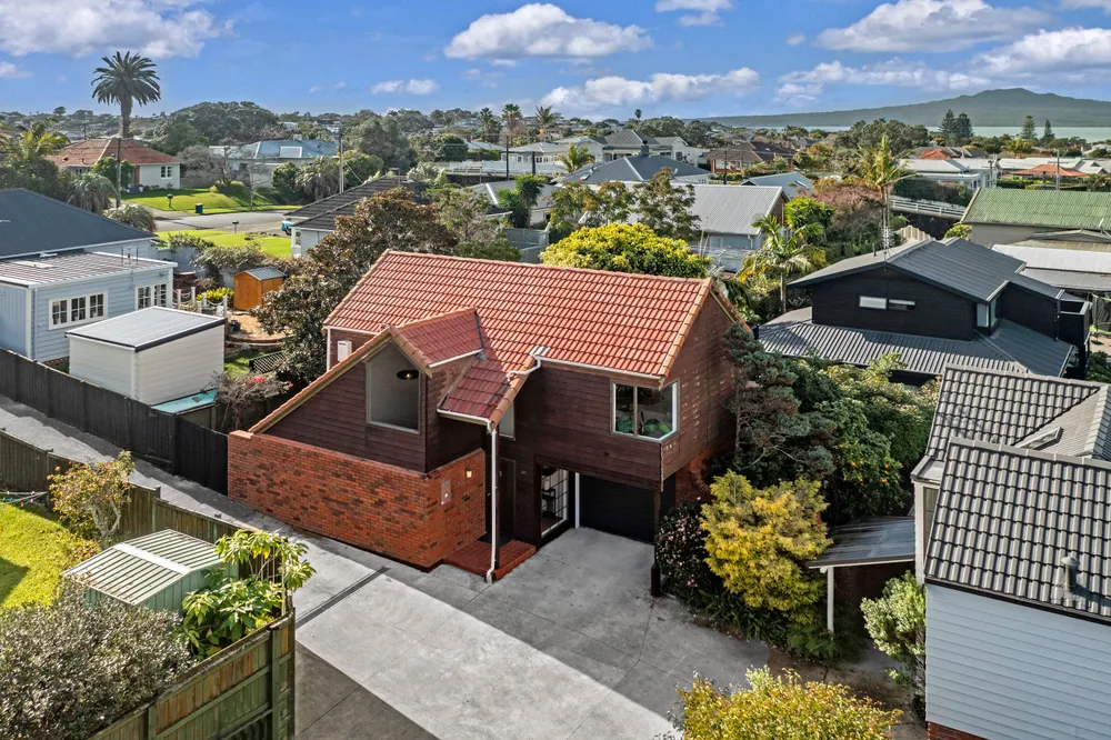 Photos of 2/1 Aramoana Avenue