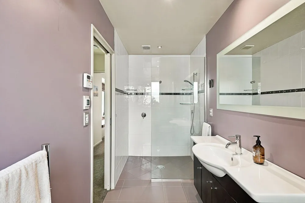 Photos of 32 Pewter Place