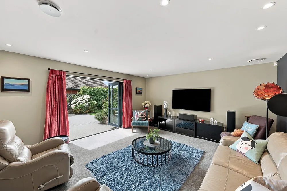 Photos of 32 Pewter Place