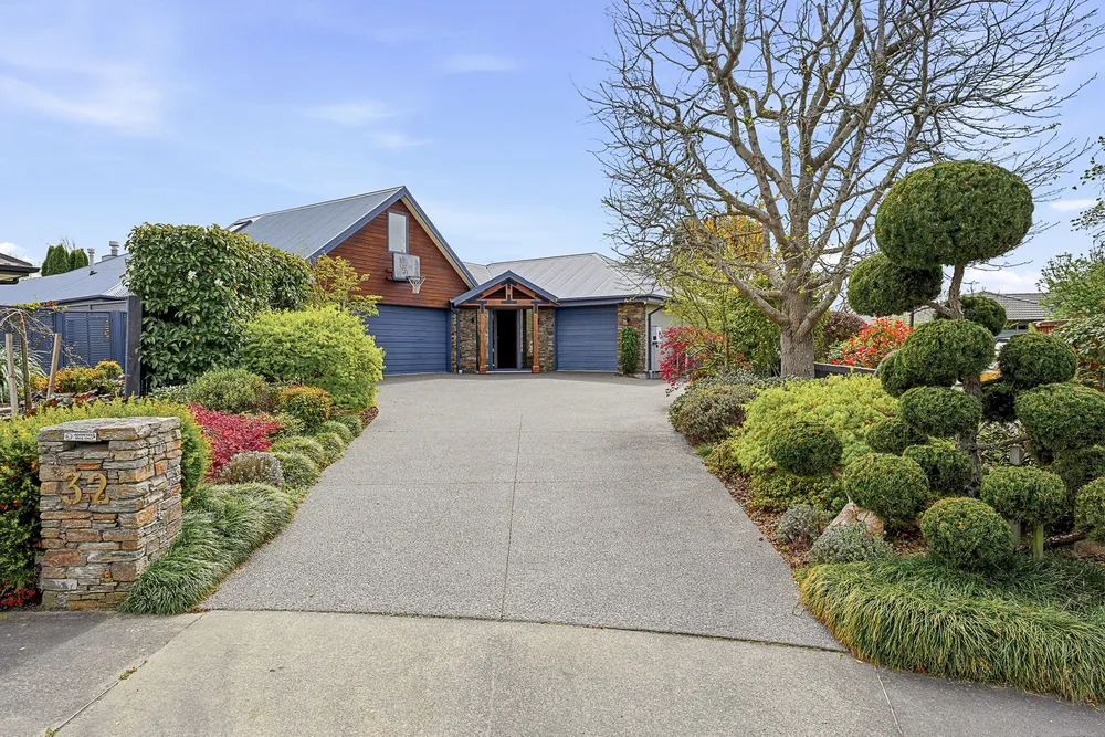 Photos of 32 Pewter Place