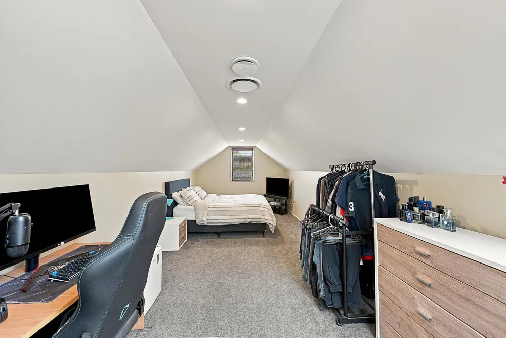 Photos of 32 Pewter Place