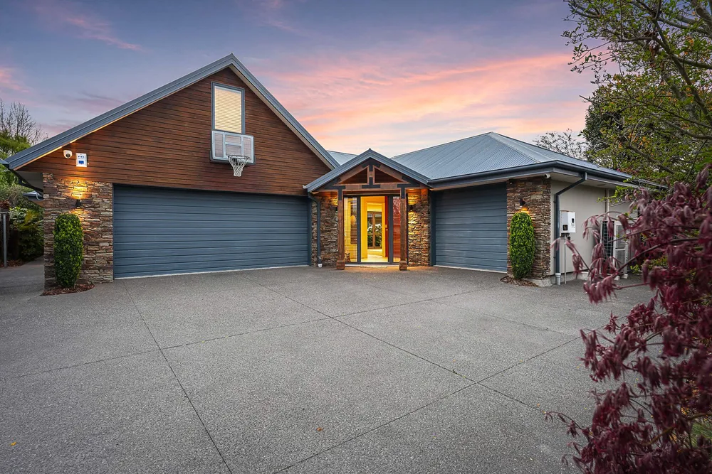 Photos of 32 Pewter Place